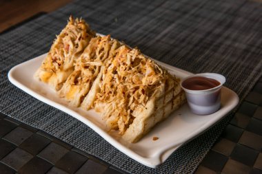 Soslu Club Sandwich fast food 'un en üst görüntüsünde servis edilir.