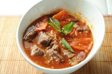 Karides Kafa Yapıştırıcı Deniz ürünleri Sıcak ve Ekşi Çorbası Masanın üstünde izole bir şekilde servis edilir Çorba tozu