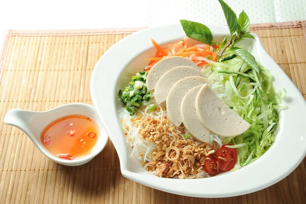 Βιετναμέζικο Χοιρινό Λεμόνι Σάλτσα Τσίλι Σερβίρεται Πιάτο Απομονωμένο Από Τραπέζι — Φωτογραφία Αρχείου