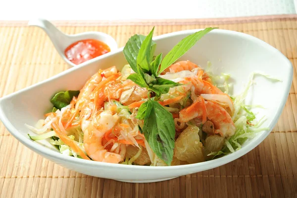 Yuzu Garnalen Salade Met Chilisaus Geserveerd Schotel Geïsoleerd Tafel Groen — Stockfoto