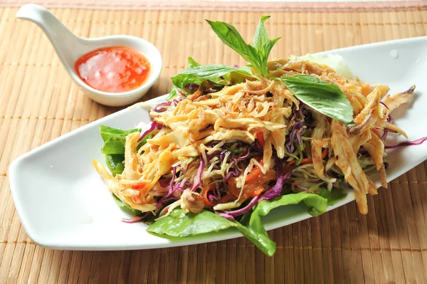 Annam Brokuły Shredded Chicken Salad Chilli Sauce Served Dish Isolated — Zdjęcie stockowe