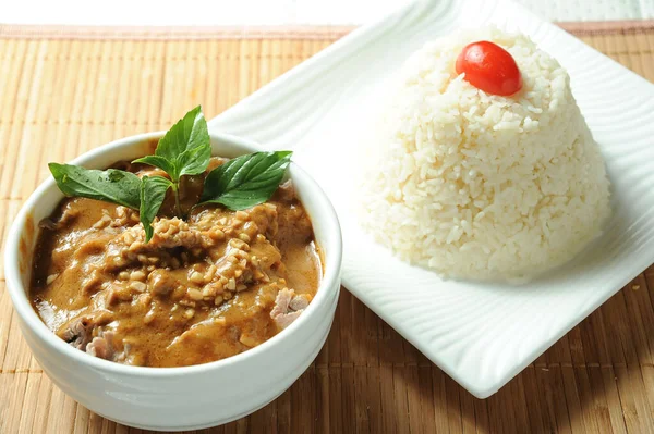 Nasi Sate Beef Disajikan Dalam Hidangan Yang Diisolasi Atas Meja — Stok Foto