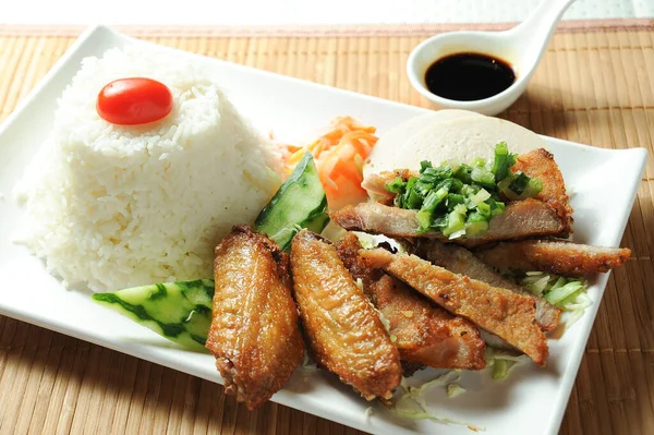 Wietnamski Sambo Ryż Sosem Serwowane Danie Izolowane Stole Widok Posiłku — Zdjęcie stockowe