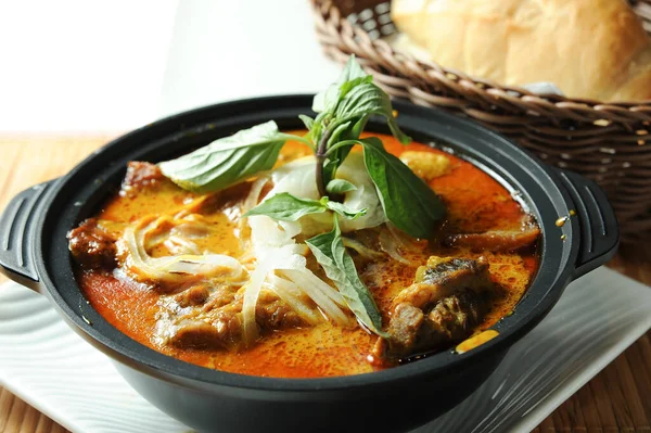 Carne Manzo Curry Brisket Tagliatelle Casseruola Servite Nella Nascita Isolate — Foto Stock