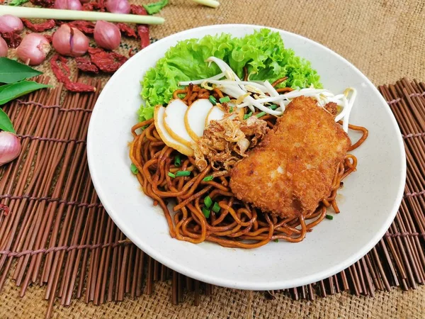 Deep Fried Chicken Dry Noodle Menyajikan Hidangan Yang Diisolasi Atas — Stok Foto