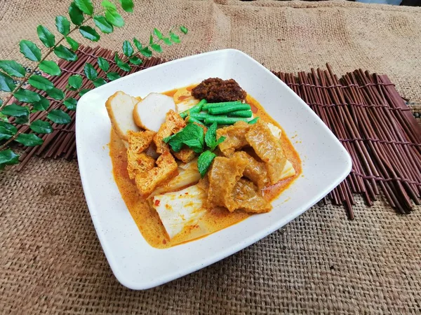 Pelle Maiale Curry Rice Noodle Rotolo Piatto Servito Isolato Sulla — Foto Stock