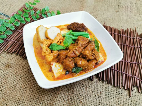 Curry Chicken Rice Noodle Roll Geserveerd Schotel Geïsoleerd Tafel Bovenaanzicht — Stockfoto