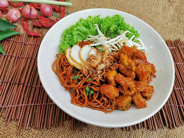 Chicken Curry Dry Noodle Menyajikan Hidangan Yang Diisolasi Atas Meja — Stok Foto