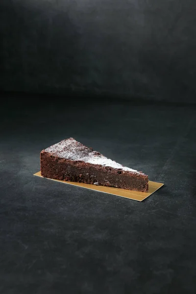 Čokoládový Dort Bez Mouky Plátky Izolované Tmavém Pozadí Horní Pohled — Stock fotografie