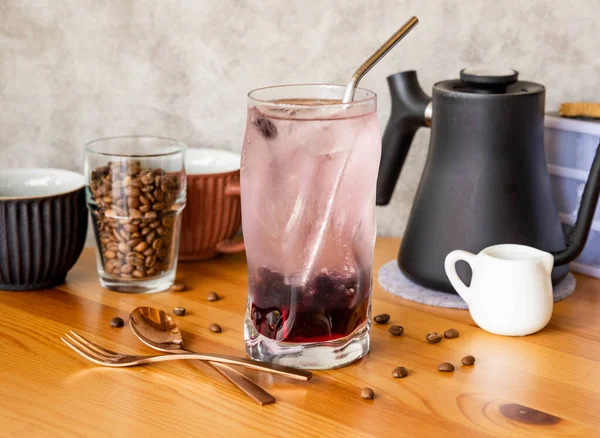 Glimmer Espumante Bebida Com Cranberry Com Grãos Café Garfo Colher — Fotografia de Stock