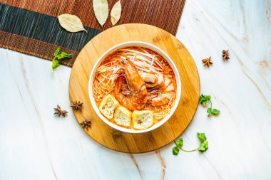 Kaplan karidesli Laksa eriştesi tahtadan yapılmış tahtadan yapılmış arka plandaki mermer Hong Kong yemeğinin üst görüntüsünde servis edilir.