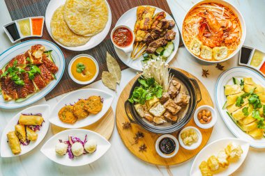 Kızarmış tavuk dilimi, Hainanese tavuğu, börek, domuz göbeği pirzolası Bak Kut Teh, Tiger karides Laksa, kızarmış balık köftesi ve kek, kısa ekmek, Roti, Prata, Satay Şiş Hong Kong yemeği.