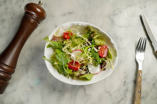 Mélanger Salade Avec Tomate Concombre Oignon Servi Dans Plat Isolé — Photo