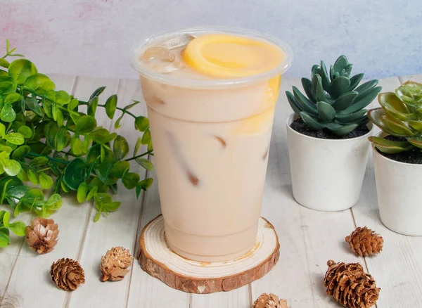 Pudding Mleko Herbata Serwowane Jednorazowe Szkło Izolowane Drewnianej Desce Widok — Zdjęcie stockowe