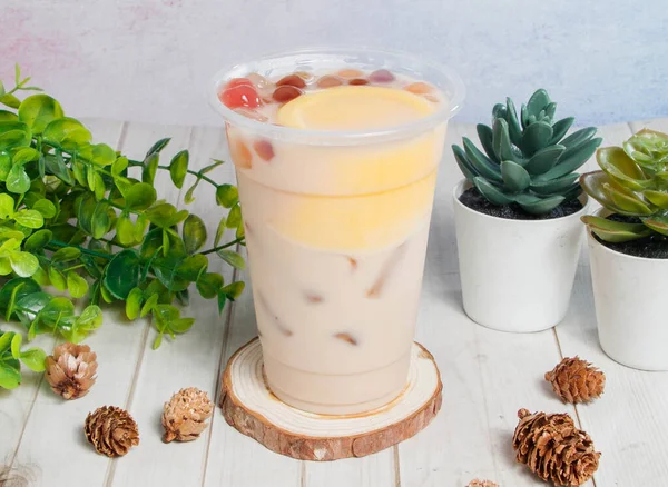 Pudding Taro Mleko Herbata Serwowane Jednorazowe Szkło Izolowane Drewnianej Desce — Zdjęcie stockowe