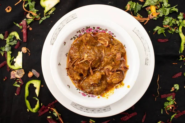 牛肉浓郁的卡拉希在黑暗的背景下被隔离的一道菜中享用 是印度香料食物的最高景观 — 图库照片