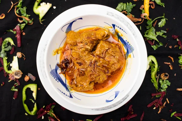 鸡肉沙律油炸 在深色背景下隔离的菜中食用 可以看到印度香料食物 — 图库照片
