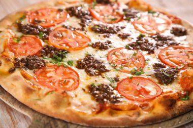 Arapça Sujuk pizza servis edilir kesim tahtası arka planda izole edilmiş fast food üst görünümü