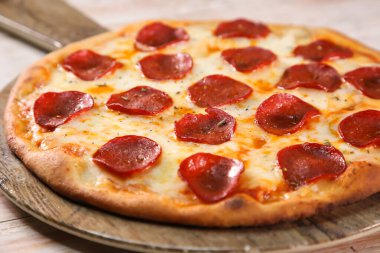 Pepperoni pizzası arka planda izole edilmiş fast food manzarasında servis edilir.