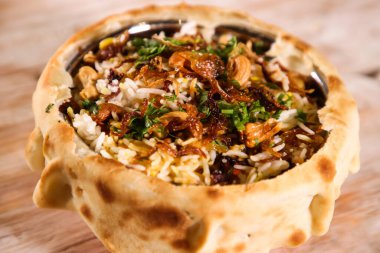 Baharatlı Arap dajaj biryani ve rubyan, laham biryani arap yemeklerinin üst görüntüsünde servis edilir.