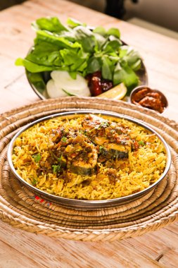 Bahari Kanaad biryani ya da balık biryani, Arap yemeklerinin üst görüntüsünde, tek başına servis edilir.