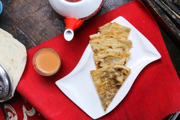 色香味浓郁的阿拉伯咖啡 有咖啡杯和茶壶 用红色垫子隔离在桌上阿拉伯食物的顶部 — 图库照片