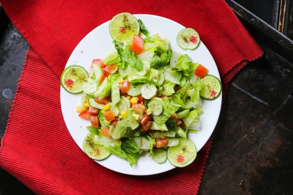 Salade Arabe Avec Concombre Tomate Citron Chou Servi Dans Plat — Photo
