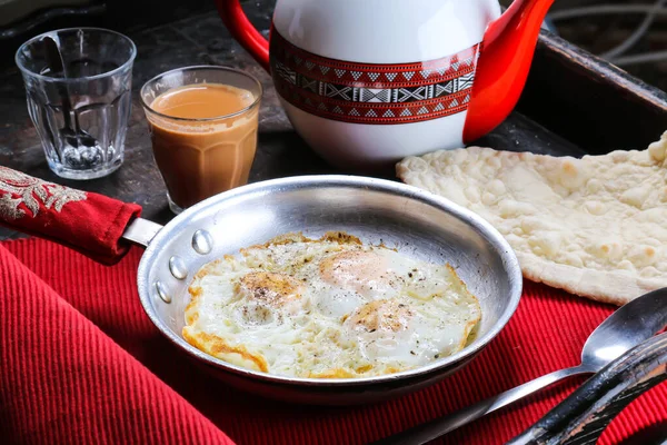 有面包 咖啡和茶壶的煎蛋 用红色垫子隔离在桌上阿拉伯食物的顶部 — 图库照片