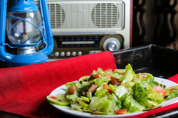 Görög Saláta Uborkával Paradicsommal Hagymával Vörös Szőnyegre Néző Tálban Tálalva — Stock Fotó