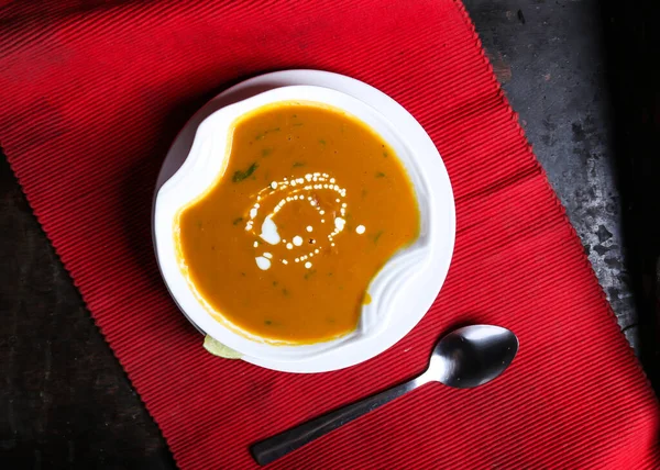 レンズ豆スプーン付きスープは テーブルアラビア料理の赤いマットの上からの眺めで提供されます — ストック写真