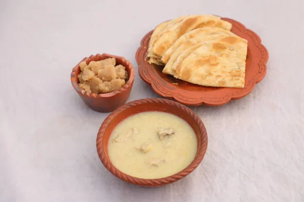 Desi Πρωινό Κοτόσουπα Halwa Και Paratha Σερβίρεται Πιάτο Που Απομονώνονται — Φωτογραφία Αρχείου