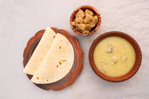Desi Πρωινό Κοτόσουπα Halwa Και Chapatti Σερβίρεται Πιάτο Που Απομονώνονται — Φωτογραφία Αρχείου