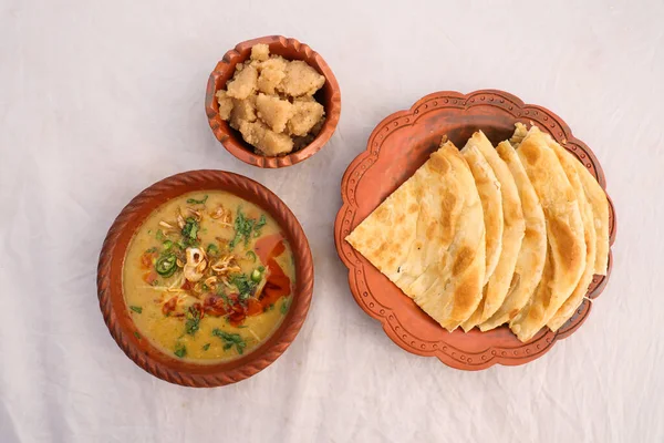 Desi早餐 Haleem Halim Dhaleem Halwa和Paratha都是在背景上可以看到的菜中享用的 — 图库照片