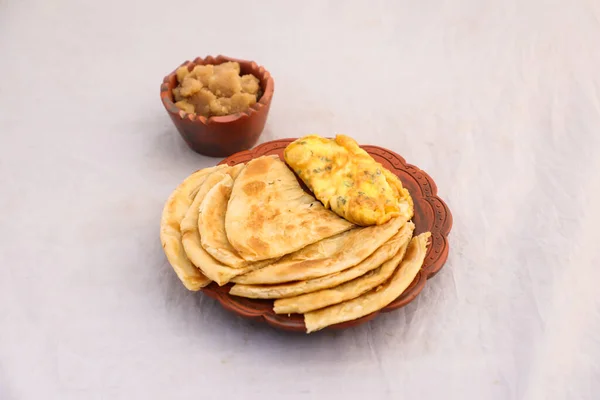 Desi Omelette Petit Déjeuner Halwa Paratha Servi Dans Plat Isolé — Photo