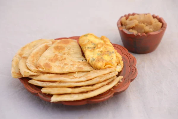 Desi Frukost Omelett Halwa Och Paratha Serveras Skålen Isolerad Bakgrund — Stockfoto