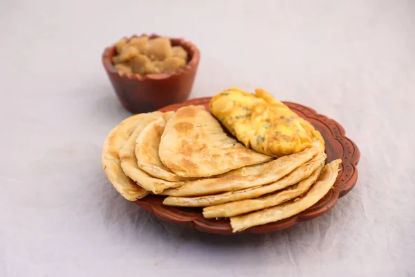 Desi Frukost Omelett Halwa Och Paratha Serveras Skålen Isolerad Bakgrund — Stockfoto