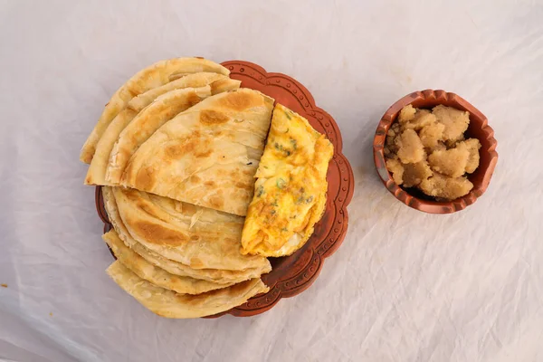 Desi Colazione Omelette Halwa Paratha Servita Piatto Isolato Sullo Sfondo — Foto Stock