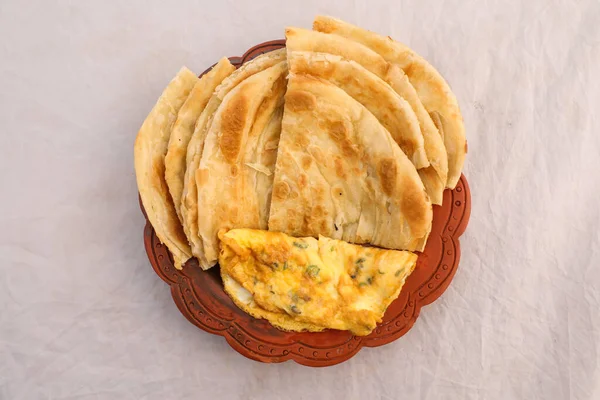 早餐鸡蛋煎蛋卷和意大利面放在孤立的盘子里 背景上可以看到意大利面早餐 — 图库照片