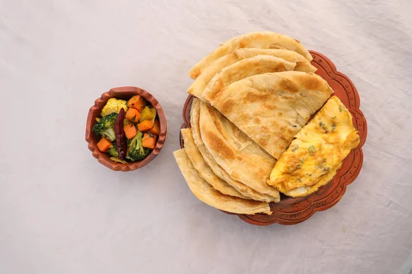 ブレックファースト混合野菜 卵のオムレツとパラタは バングラデシの朝食の上ビューに隔離された料理で提供 — ストック写真