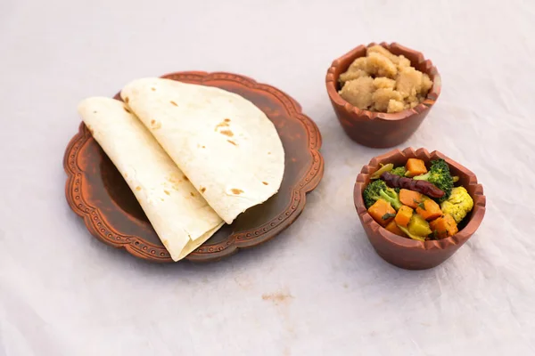 デシの朝食は野菜とハルワとパラタを混ぜたもので バングラデシの朝食を背景に孤立した料理で提供しています — ストック写真