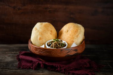 Chole Bhature ya da channay pathuray ve puri Hint, bangladeş ve Pakistanlı kahvaltı yemeklerinin üst görüntüsünde servis edilir.