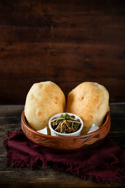 Chole Bhature Channay Pathuray Puri Serviti Piatto Isolato Sul Tavolo — Foto Stock