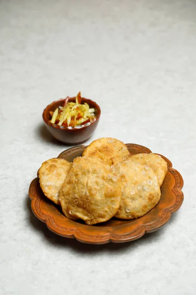 以独立于桌上的菜式供应 可饱览印度 孟加拉及巴基斯坦街头食物 — 图库照片