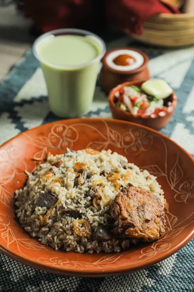 Beef Tehari Combo Mit Shami Kabab Tikki Salat Borhani Und — Stockfoto