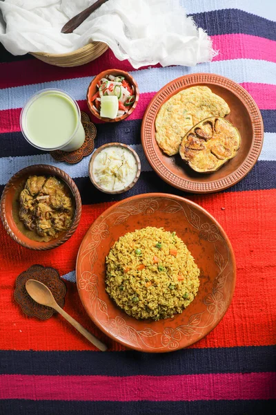 Achari Chicken Khichuri Combo Mit Aubergine Und Omelett Borhani Salat — Stockfoto