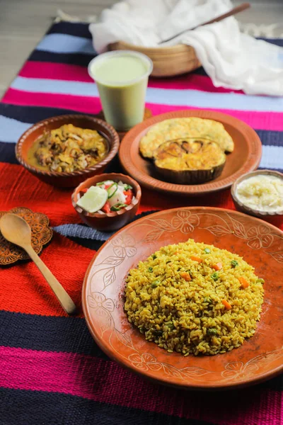 Achari Chicken Khichuri Combo Mit Aubergine Und Omelett Borhani Salat — Stockfoto
