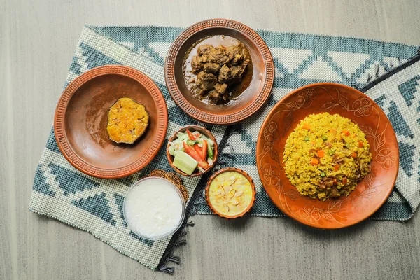 Haash Bhuna Khichuri Combo Dengan Tanaman Telur Korma Karahi Daging — Stok Foto