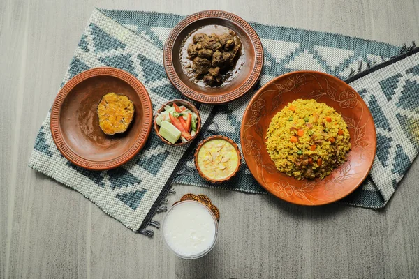 Haash Bhuna Khichuri Combo Met Eierplant Korma Karahi Vlees Salade — Stockfoto