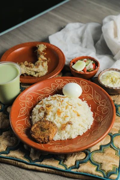 치킨풀라오 비야니 콤보와 샐러드 보르하니 피따는 인디언 반갈라 음식의 요리에 — 스톡 사진