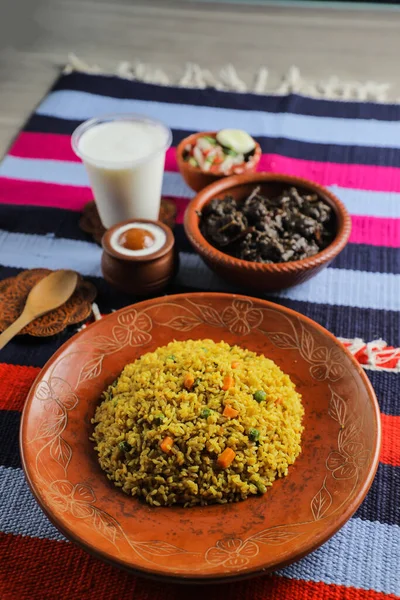 Kala Bhuna Khichuri Avec Salade Borhani Jamun Gulab Cuit Servi — Photo